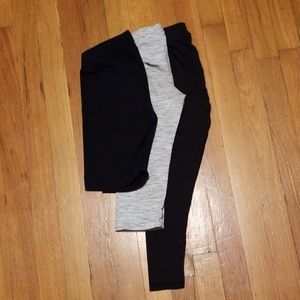 Bundle of leggings.